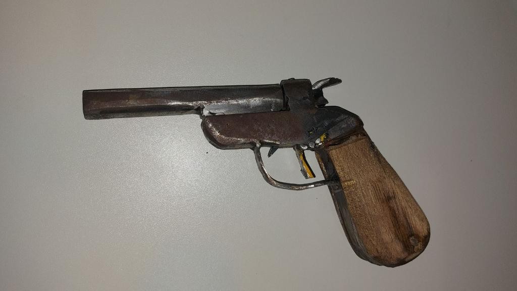 PM apreende adolescente e localiza arma de fogo escondida em câmara fria de supermercado